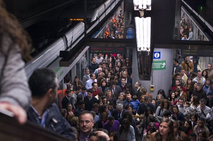 Metro de Sevilla en hora punta en Semana Santa
