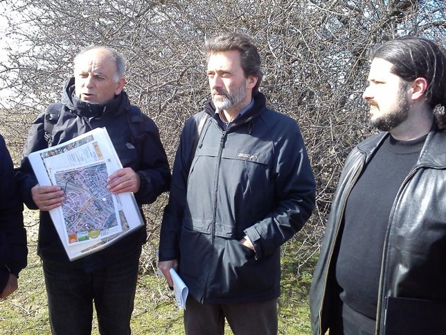 Mauricio Valiente con agentes sociales contrarios a la Operación Campamento