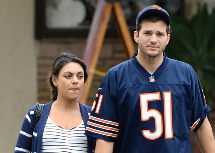 Mila Kunir y Ashton Kutcher el pasado del actor no el deja tranquila 