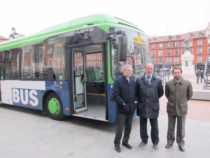León de la Riva (centro) junto al nuevo autobús híbrido