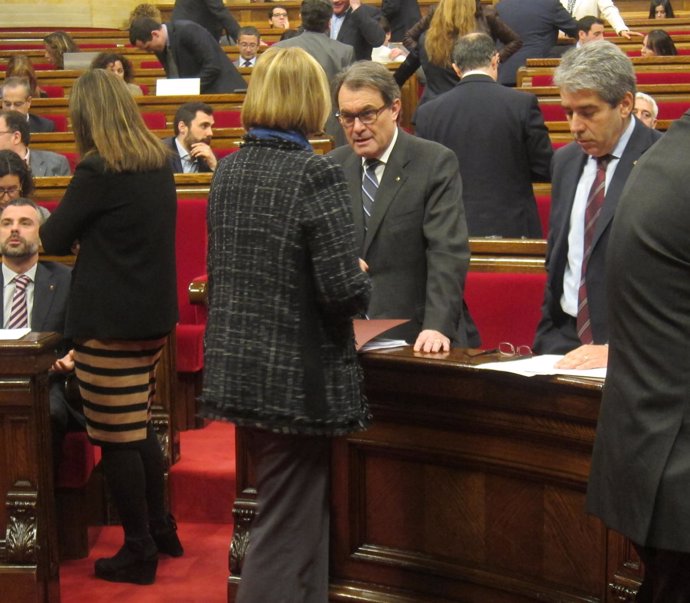 El presidente Artur Mas y el conseller Francesc Homs en el pleno del Parlament