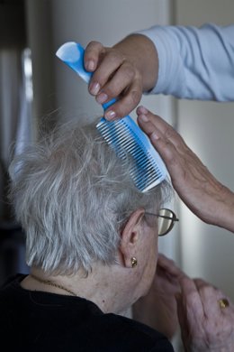 Una anciana recibe ayuda a domicilio.