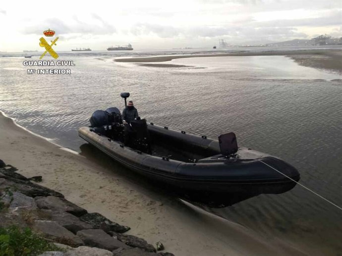 Embarcación narcotraficante abandonada en el río Palmones