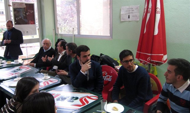 Garzón, Castro y Rafael Rodríguez con estudiantes en Facultad Económicas