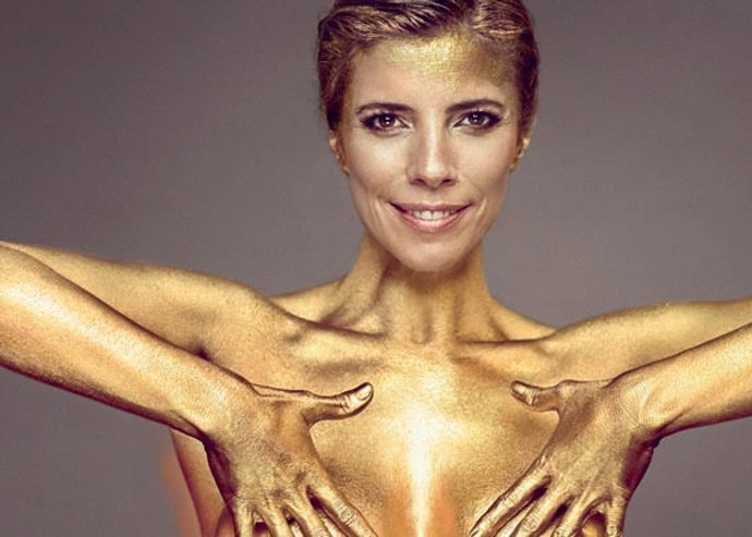 Maribel Verdú pintada de dorado para harper's