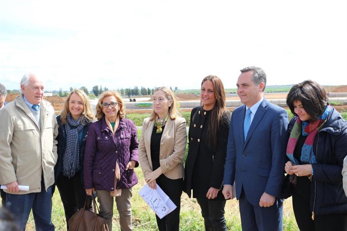 Pastor, durante su visita al Polígono de la Carretera Isla Menor
