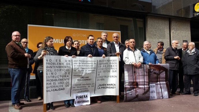 Antonio Jesús Ruiz (PA) con vecinos de La Piñera