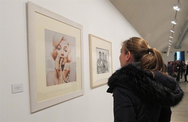 Una visitante contempla el retrato de Marilyn de la colección de Lola Garrido