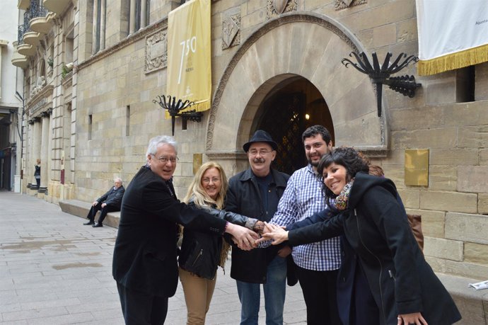Pep Módol y Eduard Baches, en el centro, en la puerta del Ayuntamiento de Lleida