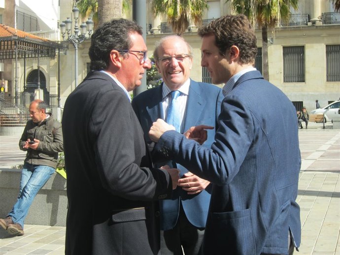 Pablo Casado, junto a Manuel Andrés Glez y Pedro Rodríguez. 