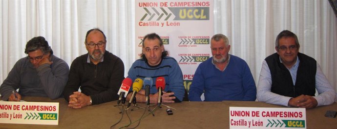 Palacín (C) junto a miembros de UCCL