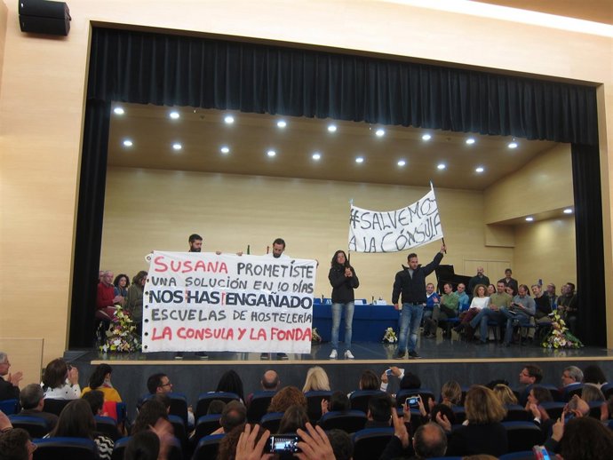Protestas de los alumnos y trabajadores de La Cónsula y La Fonda