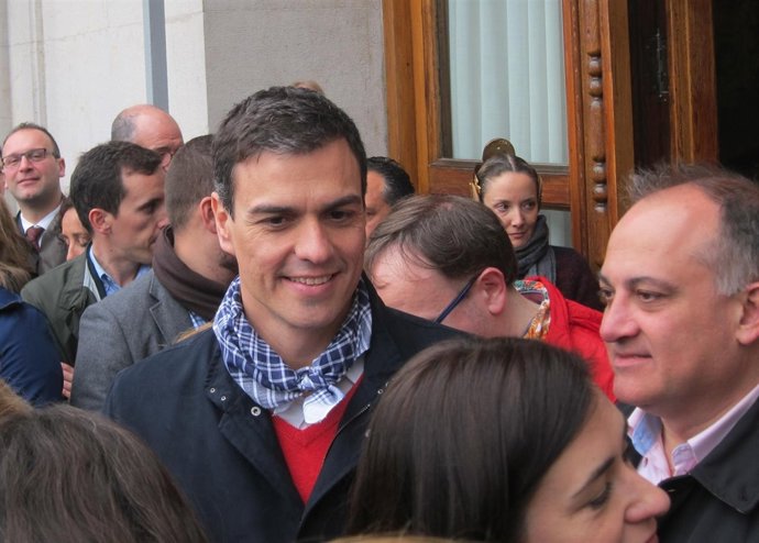 Sánchez junto a Calabuig en el balcón del Ayuntamiento antes de la 'mascletà'