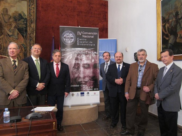 Fuentes (izda. Junto al cartel) y el resto de asistentes