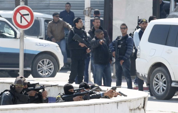 Despliegue policial junto al Parlamento de Túnez