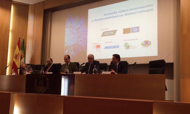 Carrón en la jornada sobre la innovación en biotecnología celebrado en Badajoz.