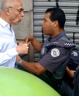 Eduardo Suplicy discute com PMs para defender moradores de rua