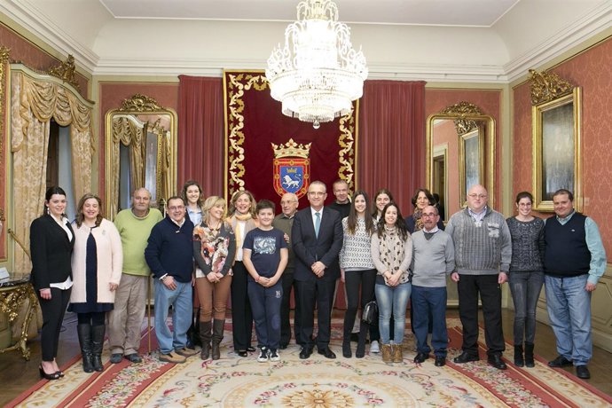 Maya junto a los representantes de Asvona