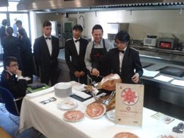 El jamón de Teruel se promociona en escuelas de hostelería de Aragón y Madrid