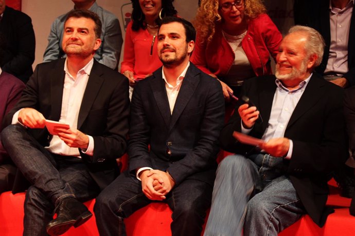 El candidato de IU a la Junta, Antonio Maíllo, con Julio Anguita.