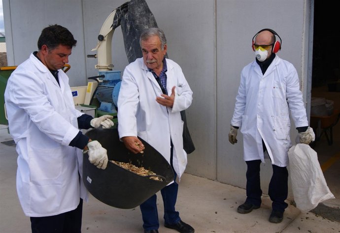 El investigador Juan Bautista Lobera, en el centro, en el exterior de la planta 