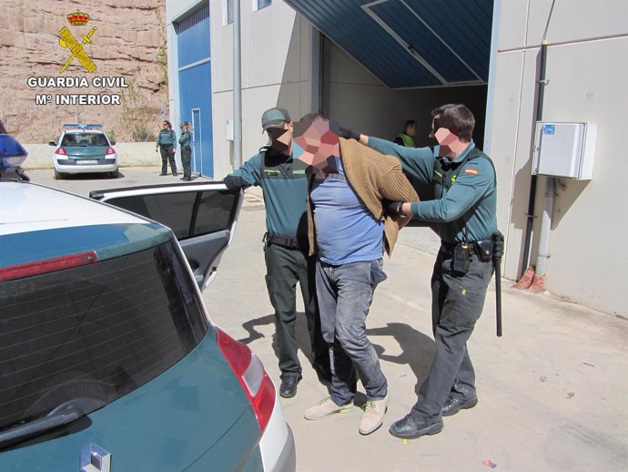 Agentes de la Guardia Civil en el momento de detener a uno de los delincuentes