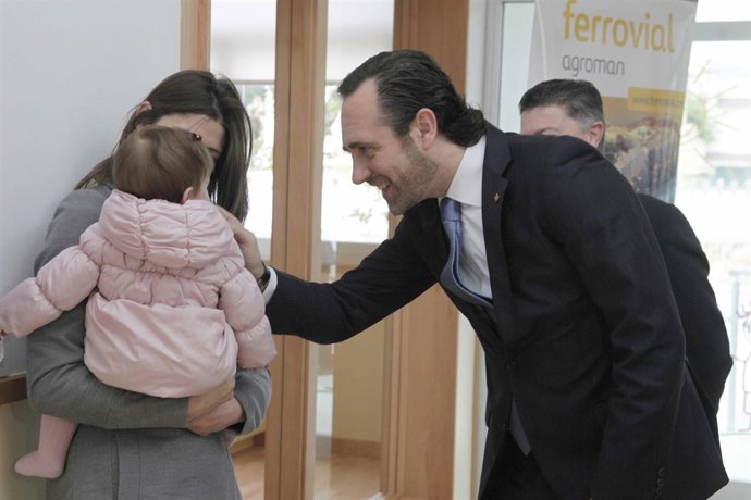 Bauzá saluda a un bebé