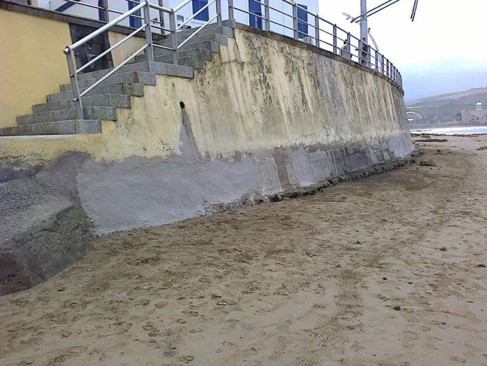 Reparación tramo de uno de los muros de la playa de Las Canteras