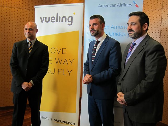 Álex Cruz (Vueling), el conseller Santi Vila y José Blázquez (American Airlines)