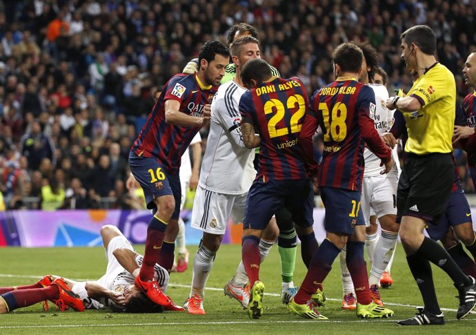 Busquets en el clásico ante el Real Madrid