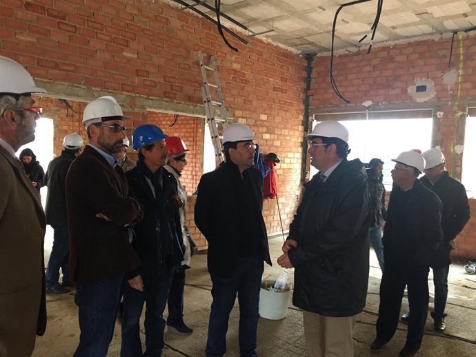 Mario Jiménez visita las obras de un colegio de Ayamonte. 