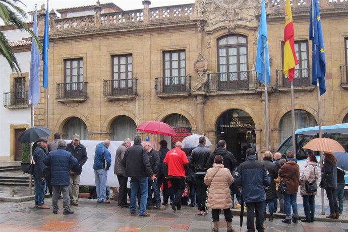 Concentración frente al Hotel Reconquista