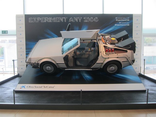 Maqueta del coche de 'Regreso al futuro' en una exposición de Cosmocaixa