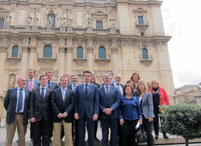 Soria y Fernández de Moya (centro) con ediles del equipo de gobierno local.