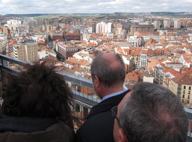 El alcalde de Valladolid, junto a Mercedes Cantalapiedra en lo alto de la Torre
