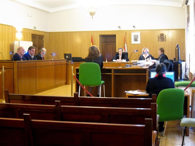 A la izquierda los acusados y de espaldas María Jesús Pascual declarando.