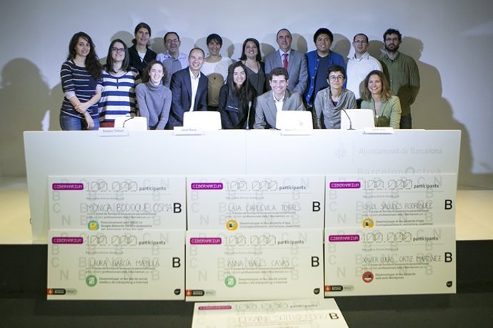 Sònia Recasens con participantes del Cibernàrium de Barcelona