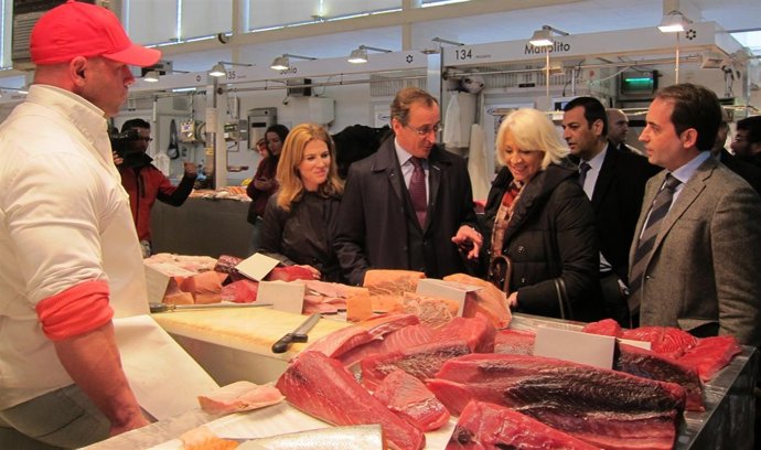 El ministro Alfonso Alonso participa en un paseo electoral en Cádiz