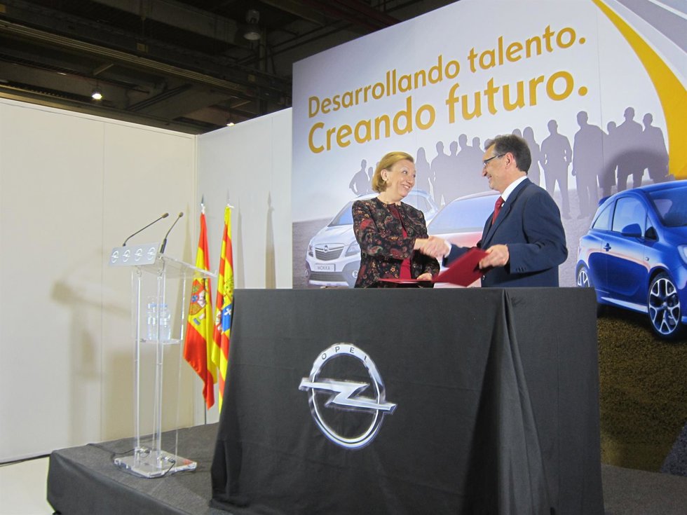 Firma del convenio entre Rudi y Cobo para contratación de empleados.