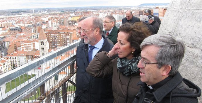 El vicario de la Archidiócesis, Luis Argüello, en primer término