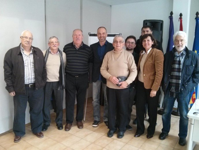 Miembros de UPyD junto a vecinos de El Molinar