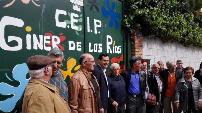 Moreno, con algunos de sus profesores en un centro de Málaga