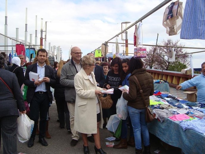 Elena Víboras reparte material electoral junto a Julio Millán y Manuel Fernández