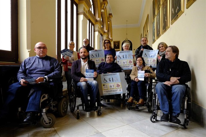 Movilidad reducida concienciar tarjetas aparcamiento