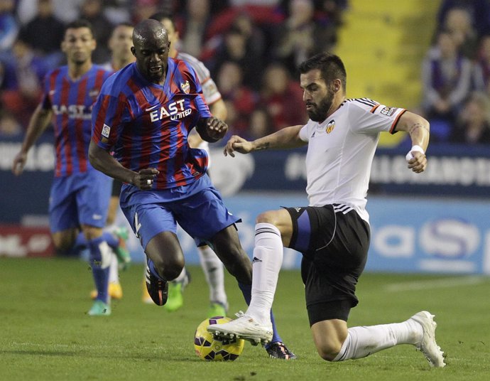 Álvaro Negredo pelea un balón con Pape Diop