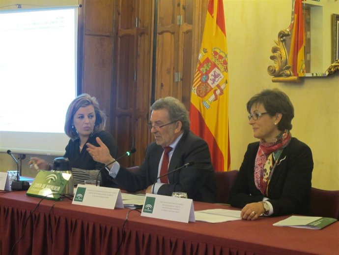 El secretario general de Empleo, Antonio González, junto a Ferrer y Valverde 