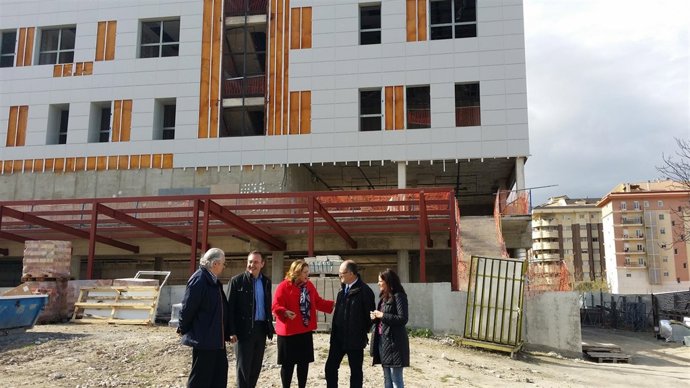 Ángeles Jiménez (centro), junto a miembros de UCE, ante el centro de salud.