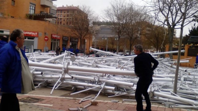El viento tira toda la estructura de la falla Nou Campanar