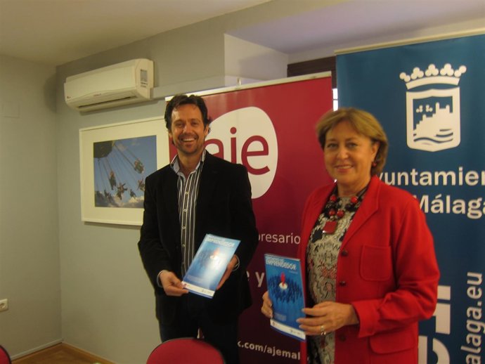 El presidente de AJE, Enrique de Hoyos, y la concejala de Empleo, Ana Navarro