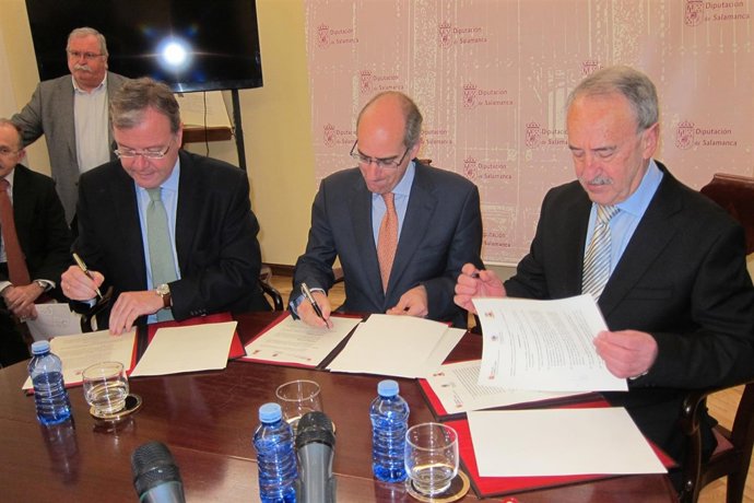 El consejero de Fomento de la Junta de Castilla y León, Antonio Silván, primero 